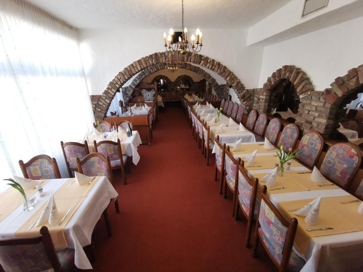 Hotel Zur Linde Rommerskirchen エクステリア 写真