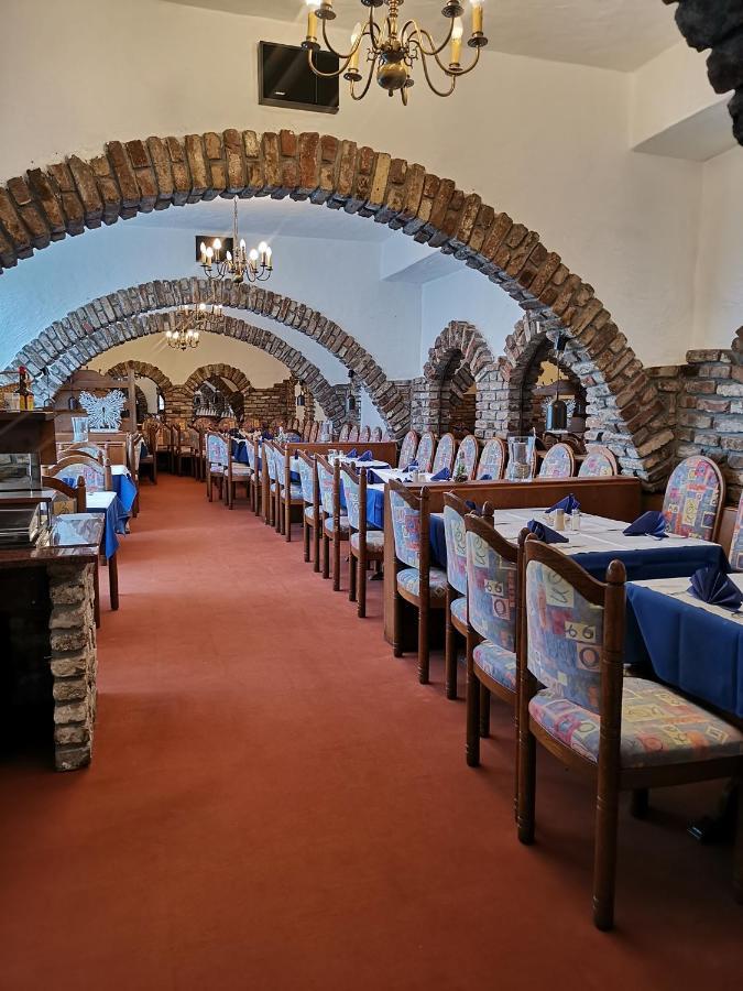Hotel Zur Linde Rommerskirchen エクステリア 写真