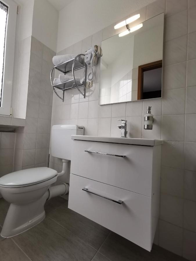 Hotel Zur Linde Rommerskirchen エクステリア 写真