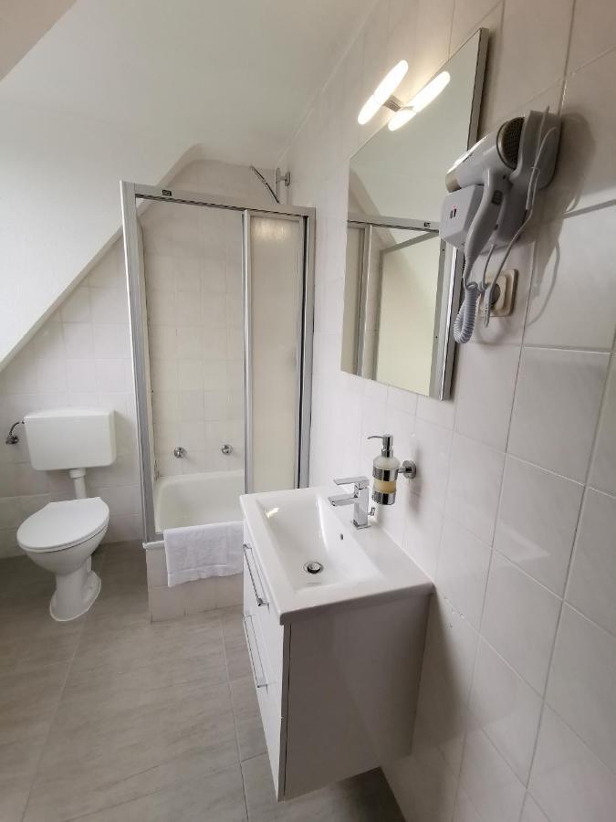 Hotel Zur Linde Rommerskirchen エクステリア 写真